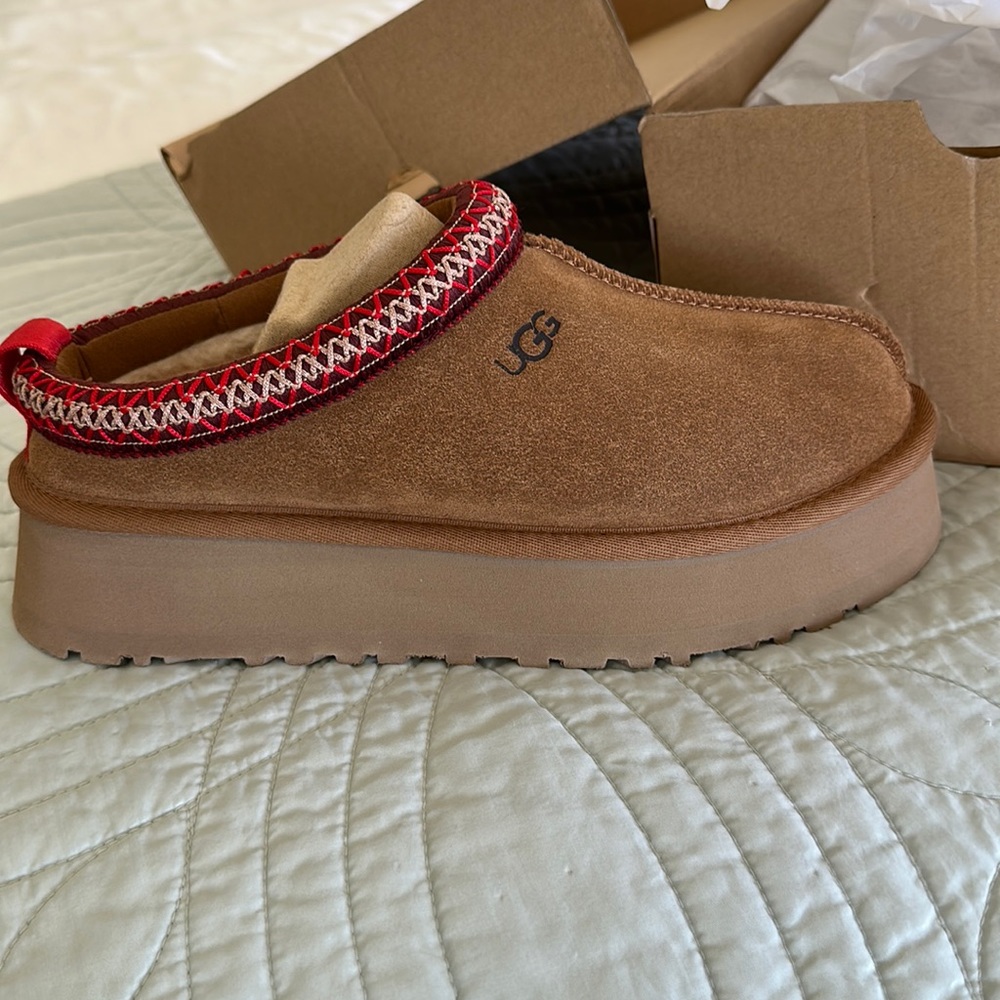 UGG women’s razz. Size 8. New in box